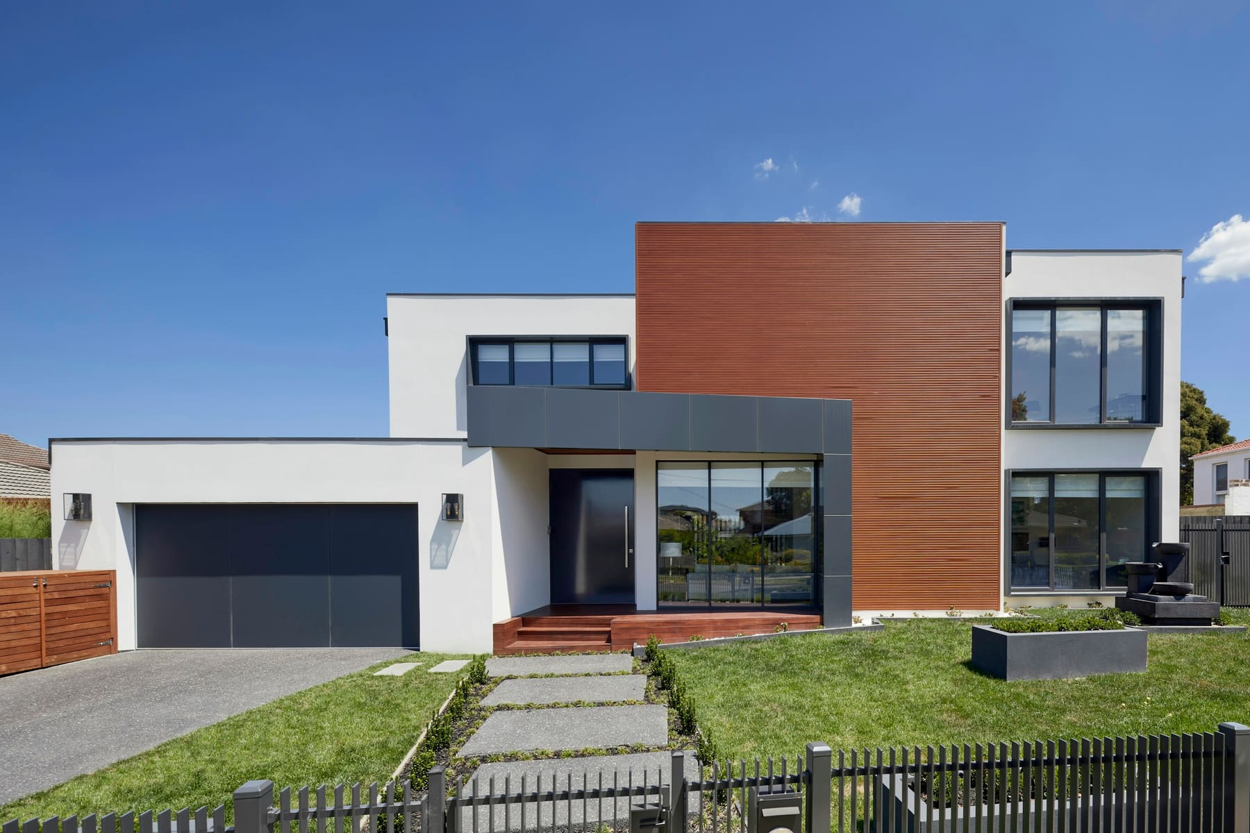 Saniertes Haus mit neuer Gebaeudehuelle