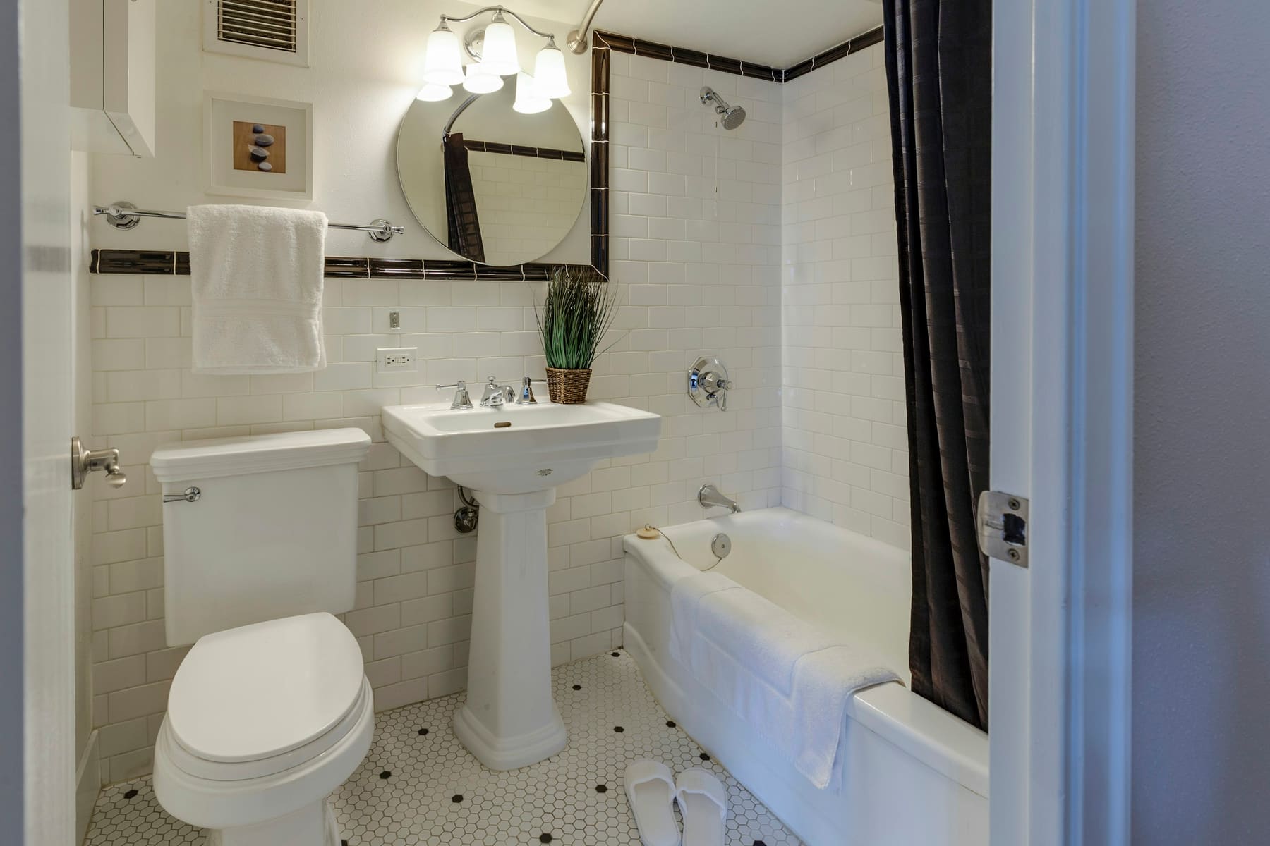 Renoviertes Altbaubad mit weissen Plättli und Badewanne