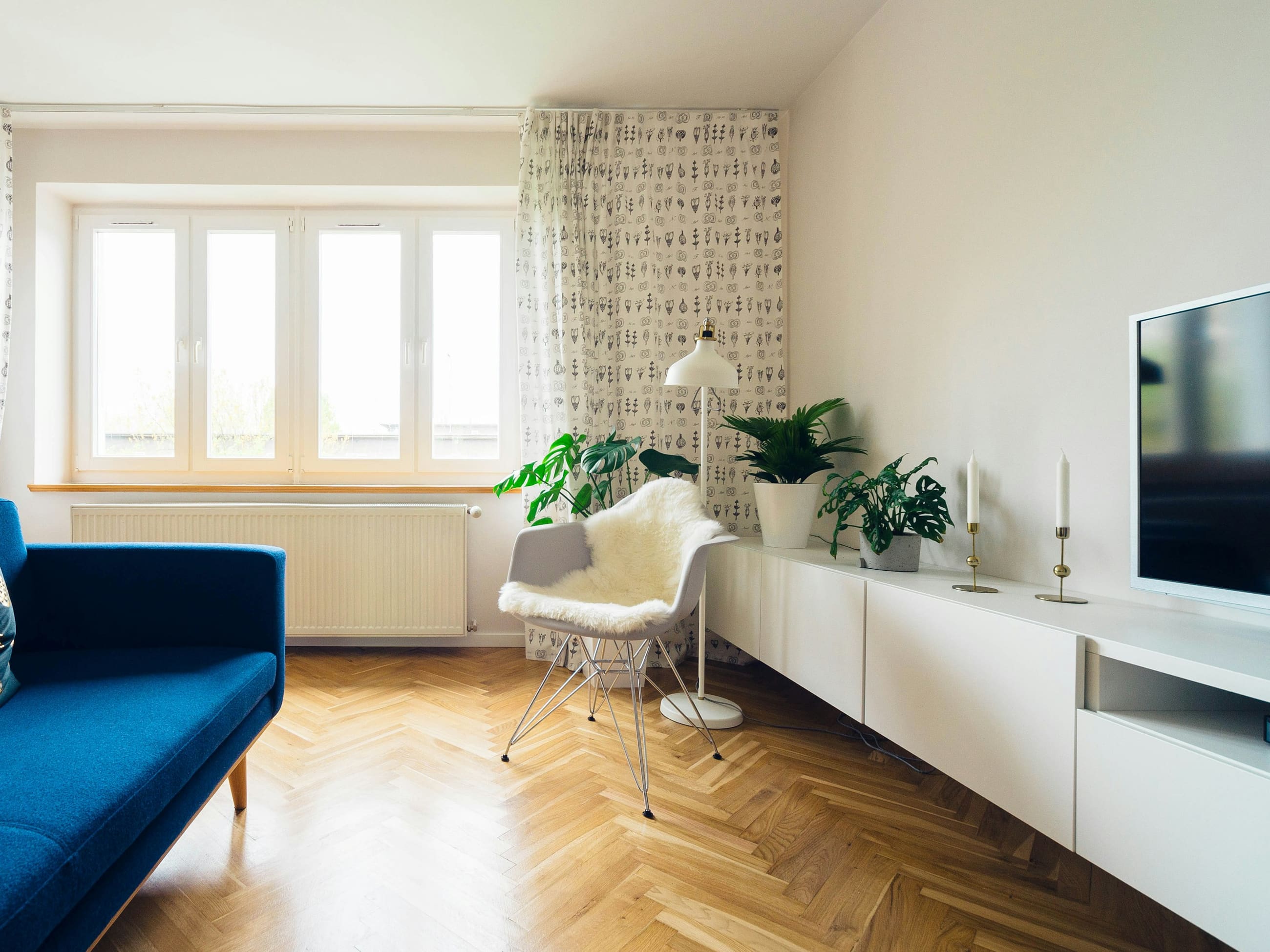 Heller Altbau-Wohnraum mit Fischgrätparkett nach der Sanierung
