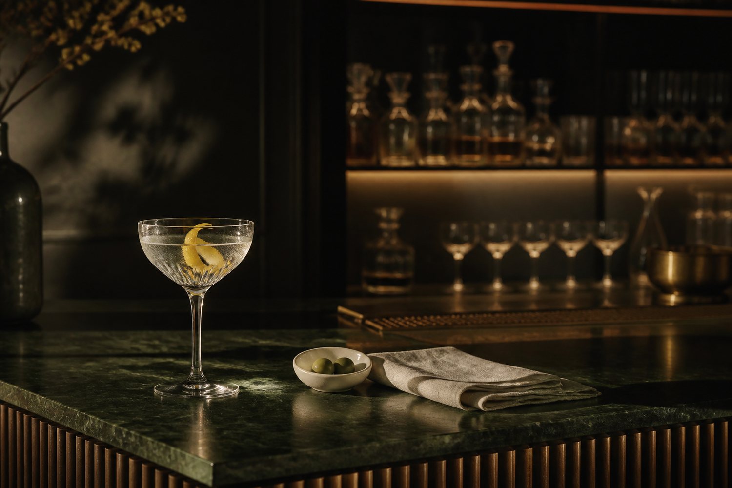 Aperitifglas auf der dunkelgrünen Marmorbar von AVERA