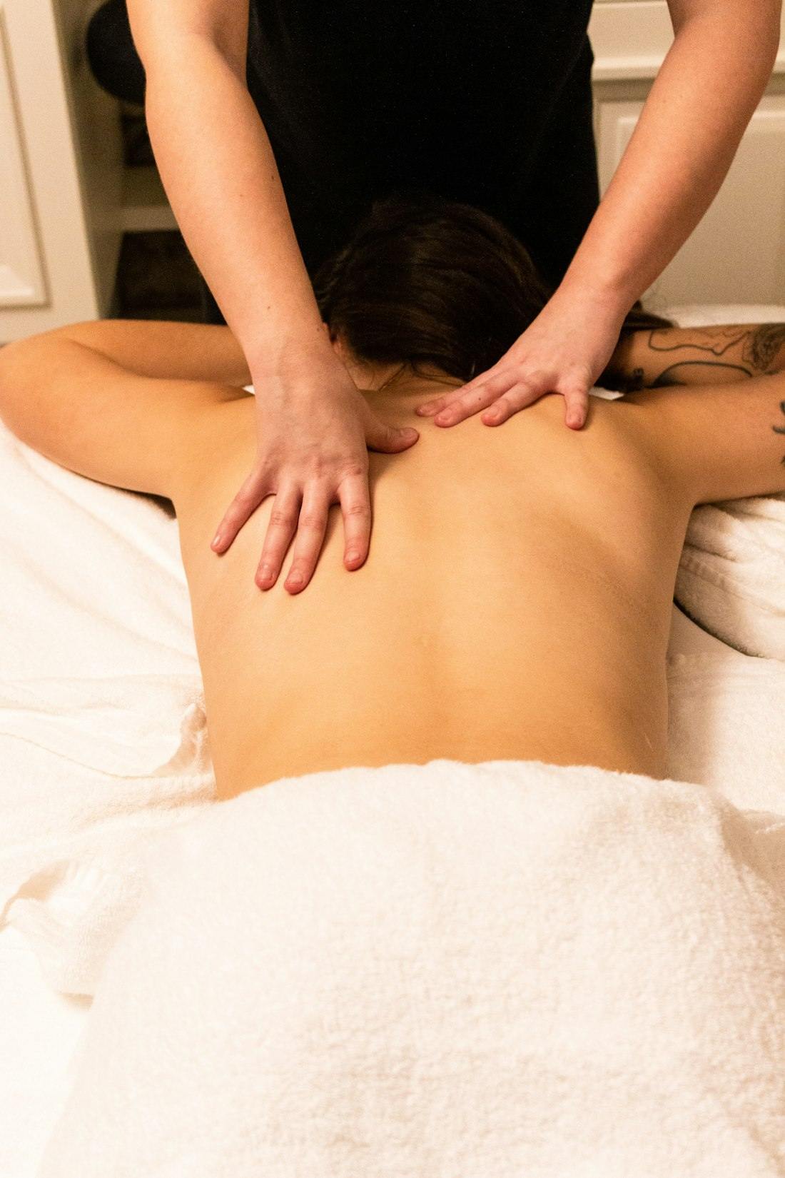 Traditionelle Thai-Massage an Schultern und Rücken